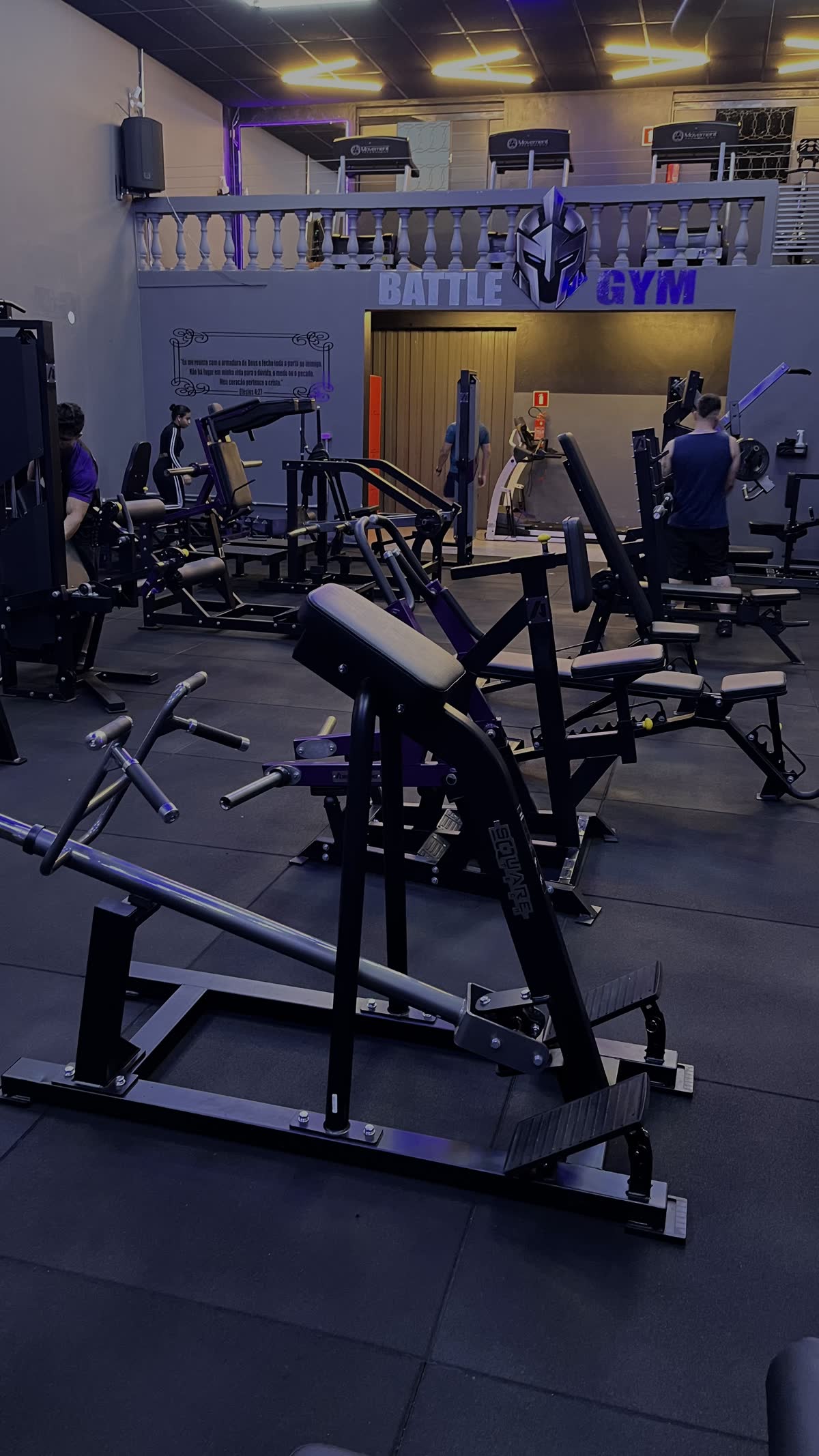 Interior da Battle Gym com o letreiro da academia