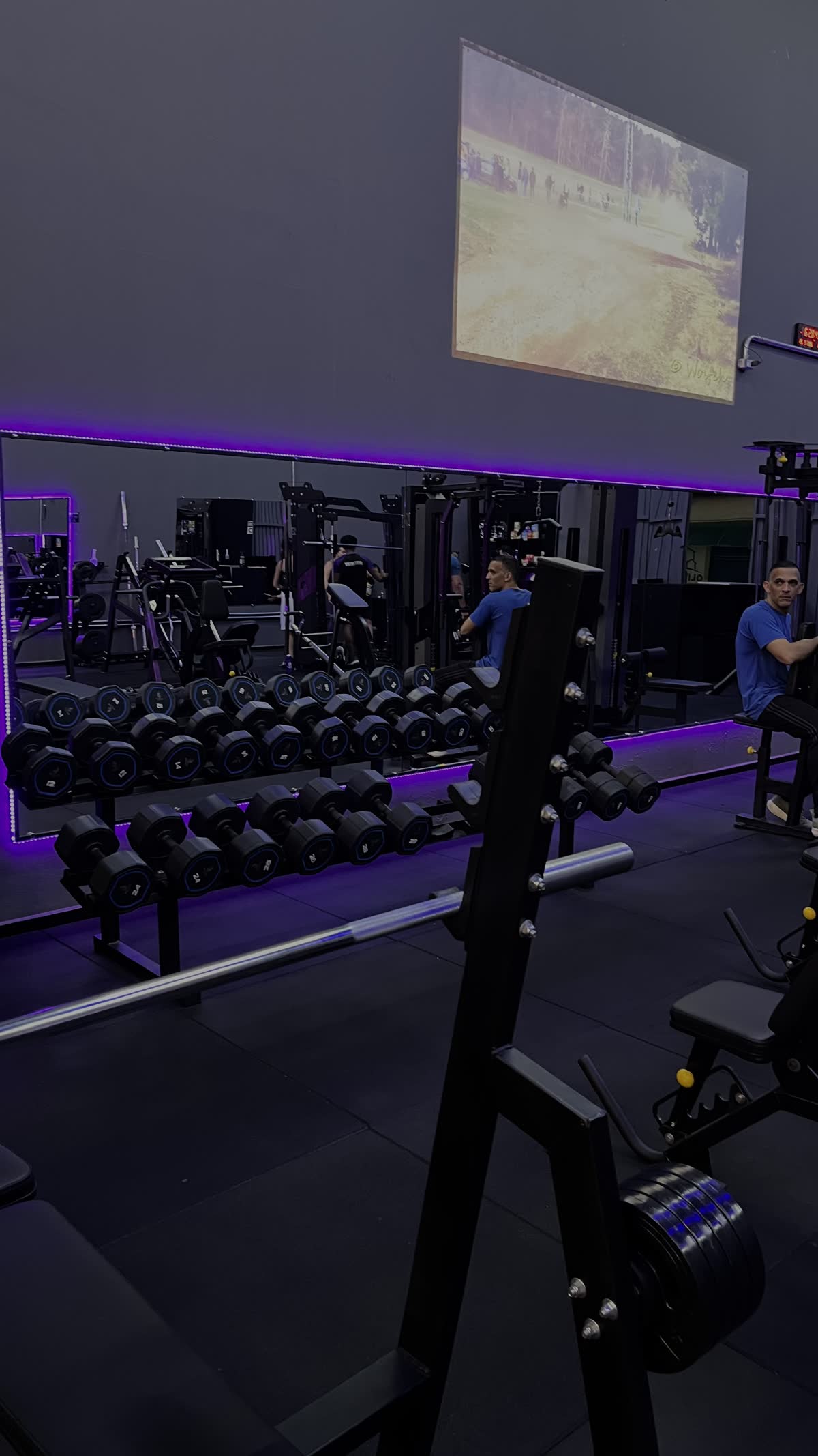 Rack de halteres e área de peso livre da Battle Gym