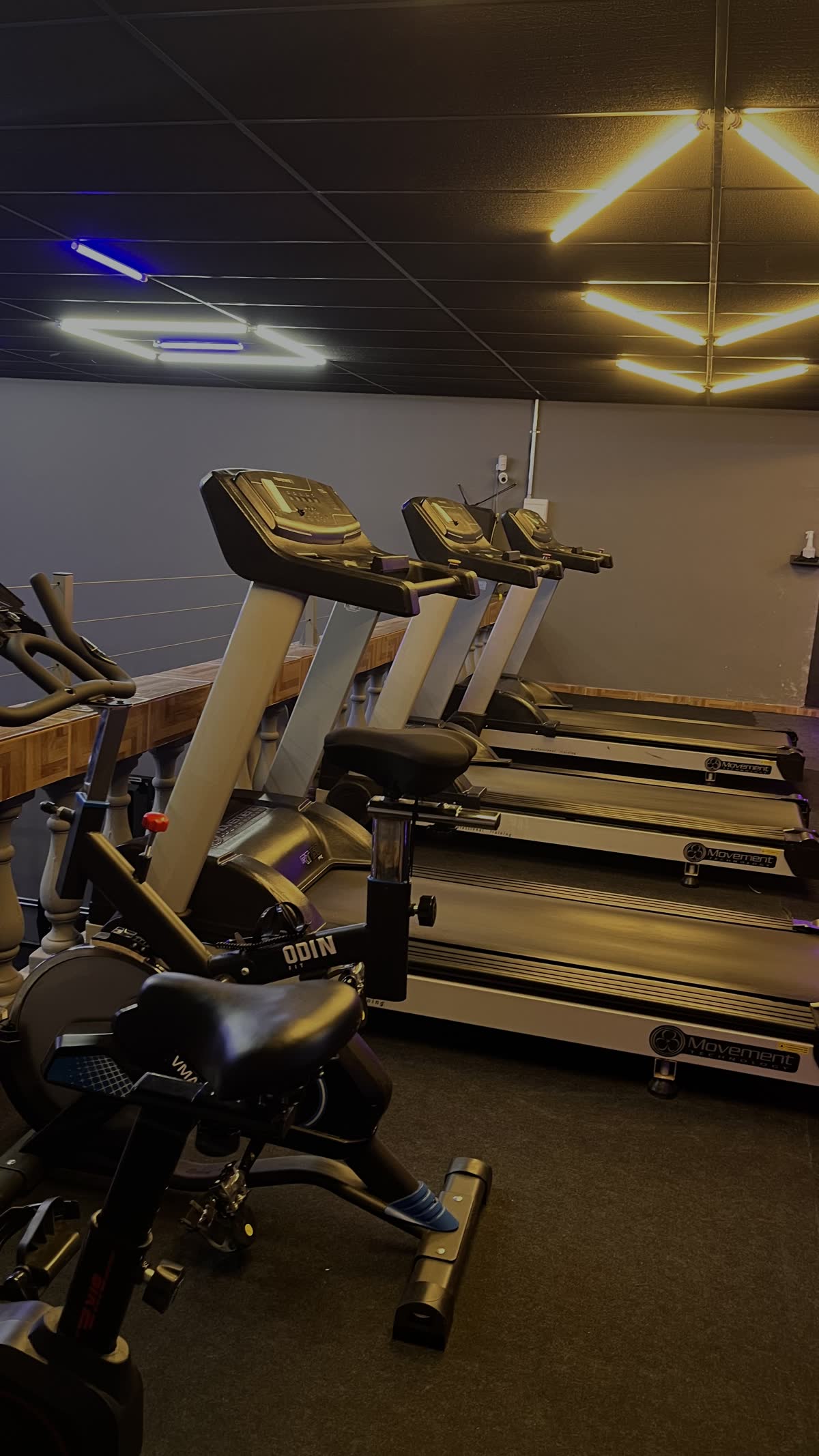 Esteiras e bicicletas na área de cardio da Battle Gym